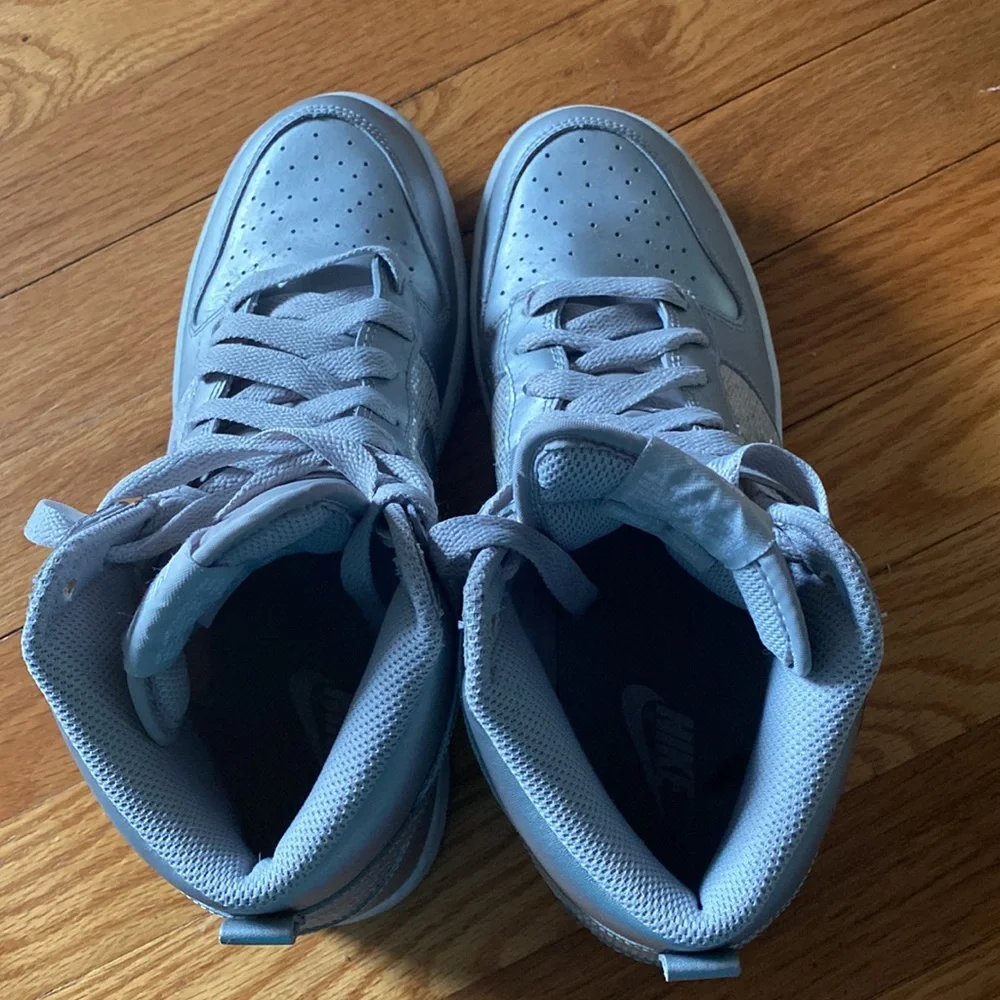 Nike Women's Sneakers in Gray with Silver Accents - Picture 4 of 4